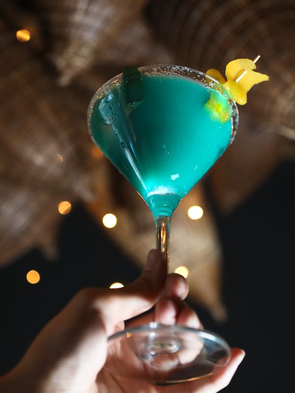 Blauer Cocktail im Martiniglas