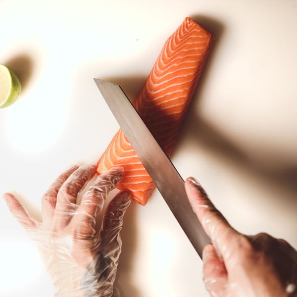 Frischer Lachs wird geschnitten