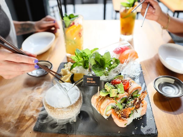 Gedeckter Tisch mit Sharing-Platte und Getränken