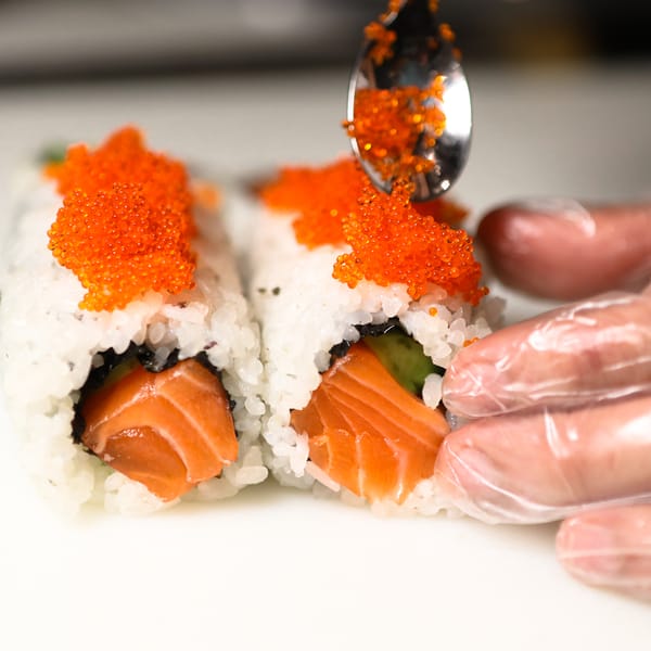 Inside-Out-Roll mit Tobiko